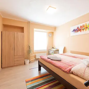 Cozy At Metro Station, Private Bathroom, 9minutes Oldtown, 15minutes Airport, Wifi Praha
